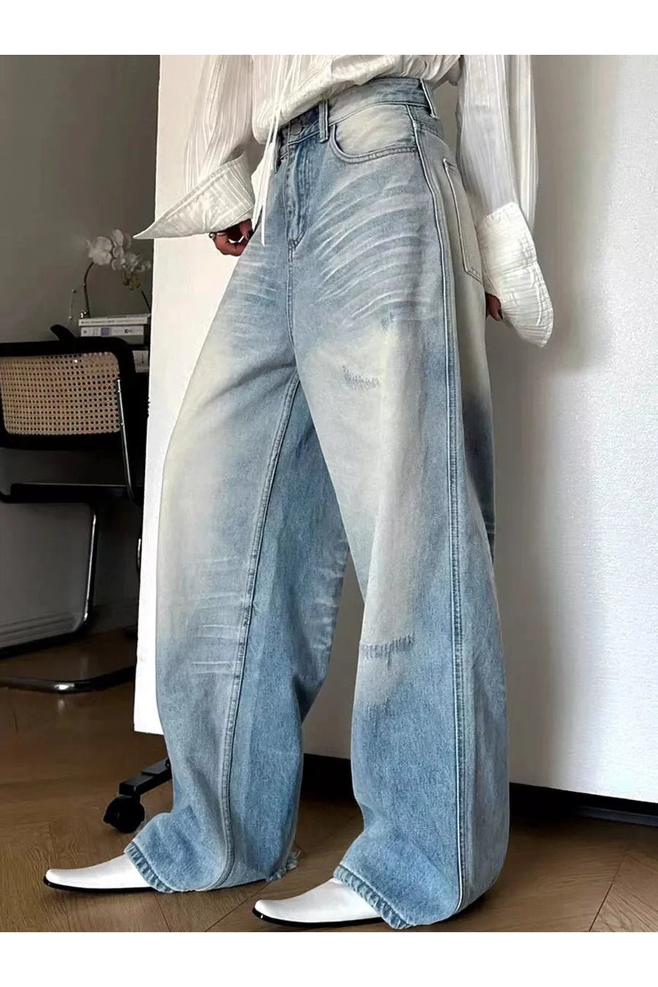 Distressed Light - Wash Wide - Leg Jeans - Jeans